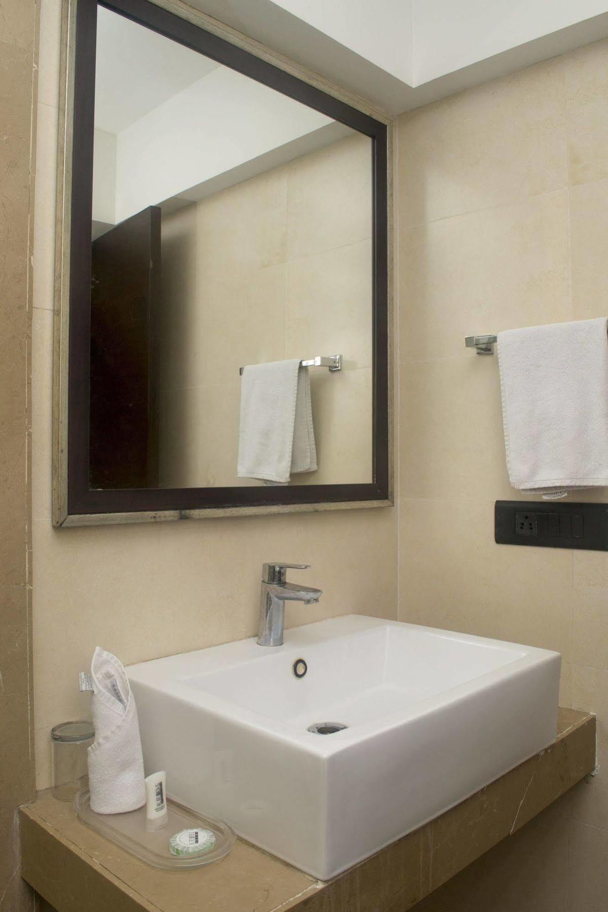 Oyo 1545 Hotel Shivani International Ahmedabad Exteriör bild